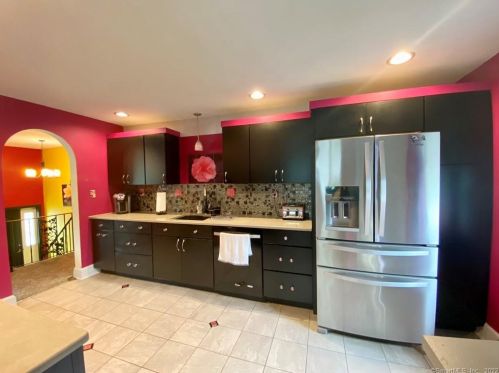 3 Oliver Rd, Enfield CT 06082-5512 exterior