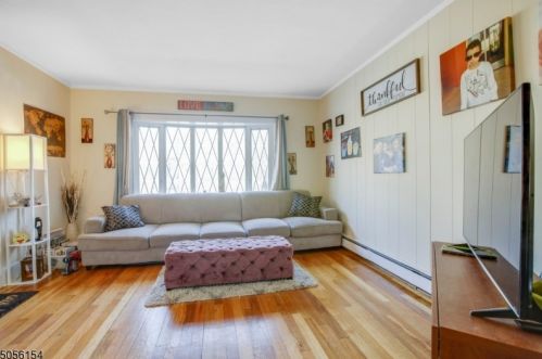 10 Walnut Pkwy, Montclair, NJ 07042-4916