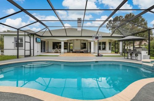 160 Logan Blvd, Naples FL 34119-1423 exterior