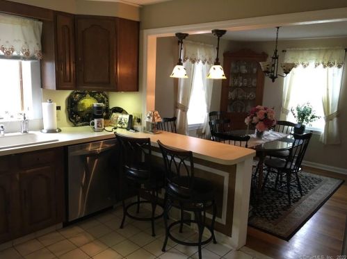 25 Pearl St, Windsor Locks CT 06096-1421 exterior