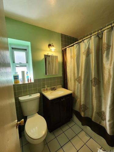 2709 Dewitt Pl, Bronx NY 10469-5558 exterior