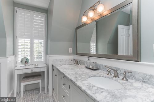 1122 Kensington Rd, Mc Lean VA 22101-2918 exterior