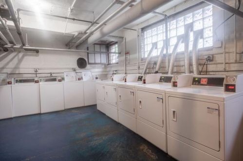 372 Highland Ave, Pittsburgh PA 15206-4273 exterior