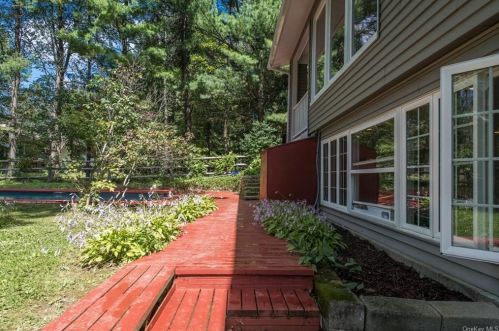 19 Mnr Dr, Poughkeepsie NY 12603-3712 exterior