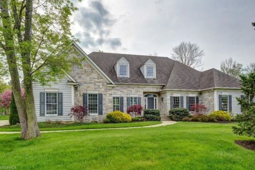 340 Aberdeen Ln, Aurora, OH 44202-8549