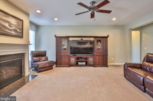 16609 Fox Chase Ct, Leesburg VA 20176-7845 exterior