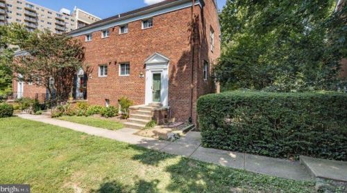 1240 Martha Custis Dr, Alexandria VA  22302-2016 exterior