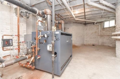 708 Chestnut St, Springfield MA 01103-1707 exterior