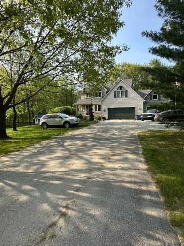 535 Rolling Acres Dr, Brandon, MI 48462-9228