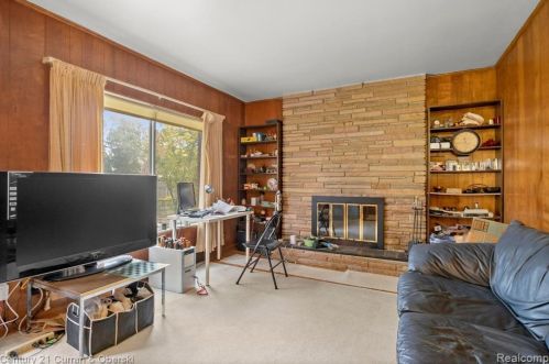 5975 Hubbell St, Dearborn Heights MI 48127-2445 exterior