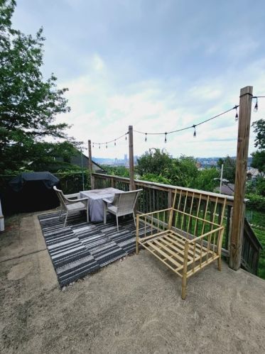 7 Holt St, Pittsburgh PA 15203-2450 exterior