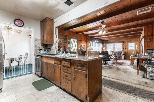 13815 Premiere Ave, Bellflower CA 90706-2221 exterior