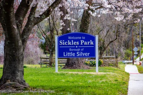 25 Crst Dr, Little Silver NJ 07739-1318 exterior