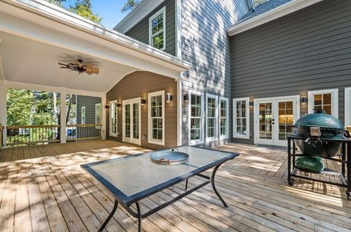 4152 Club Dr, Atlanta GA 30319-1116 exterior