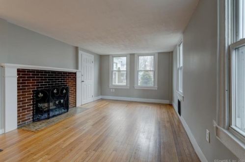 302 Woodbridge St, Manchester CT 06042-2372 exterior