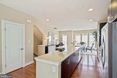 900 King Farm Blvd, Rockville MD  20850-6610 exterior