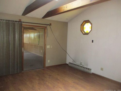 4 Redwood St, Enfield CT 06082-2619 exterior