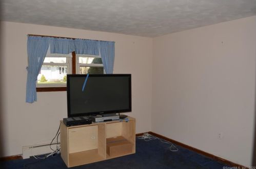 37 Douglas Dr, Enfield CT 06082-2522 exterior