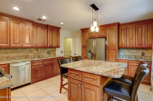 34 Iler Dr, Middletown NJ 07748-3323 exterior