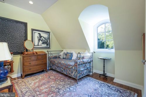 42 Bells Ml Rd, Philadelphia PA 19128-1007 exterior