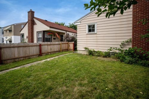 425 Fremont Pl, Milwaukee WI 53219-3066 exterior