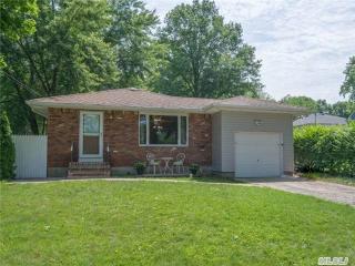 42 Juanita Ave, Hunt, NY 11743-5640