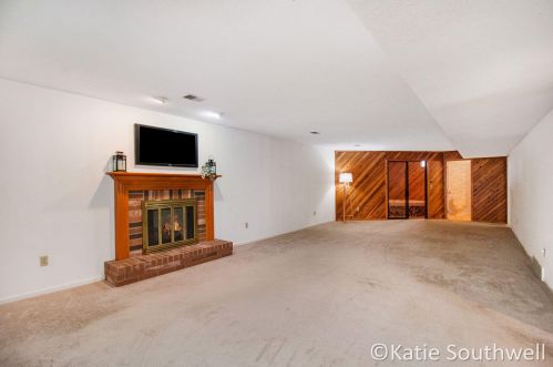 3646 Charlevoix Dr, Grand Rapids MI 49546-7061 exterior