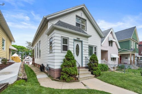 1040 32nd St, Milwaukee, WI 53215-1552