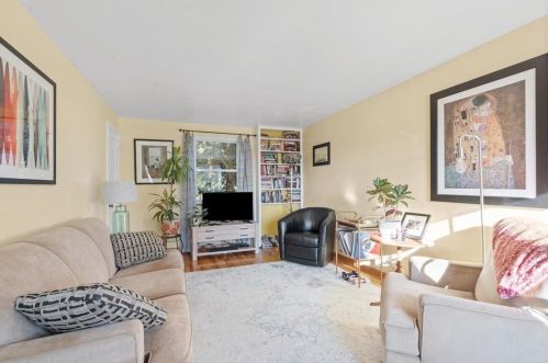 8145 Lindisfarne Dr, Pittsburgh PA 15237-2311 exterior