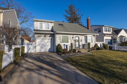 51 Fordham St, Valley Stream NY 11581-3223 exterior