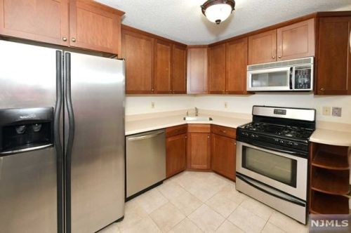 1037 Cambridge Ct, Mahwah NJ 07430-3249 exterior