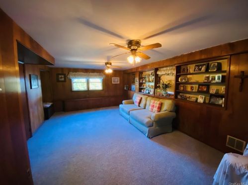 38 Pamela Ln, Valhalla NY 10595-1424 exterior