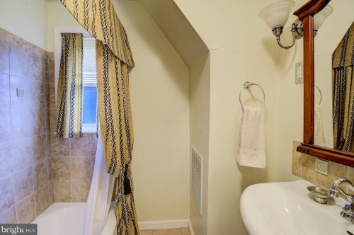 5 Cadwalader Dr, Trenton NJ 08618-3301 exterior