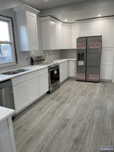 323 Crestview Pl, Teaneck, NJ 07666-3204