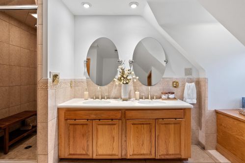 9360 Sleepy Hollow Ln, Milwaukee WI  53217-1242 exterior