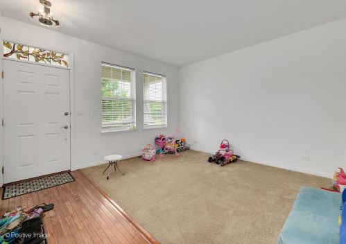 550 Valley View Dr, Saint Charles, IL 60175-6577