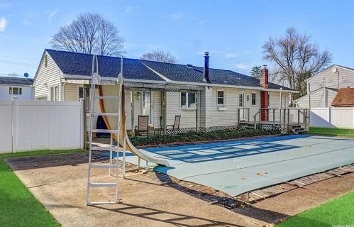 343 Gillette St, Huntington Station NY 11746-7028 exterior