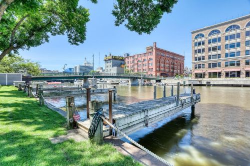 1109 Edison St, Milwaukee, WI 53202-3147