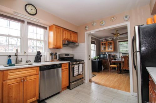 2542 Bouck Ave, Bronx NY 10469-5710 exterior