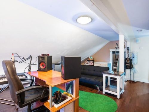 4 Lewis St, Woonsocket RI 02895-1905 exterior