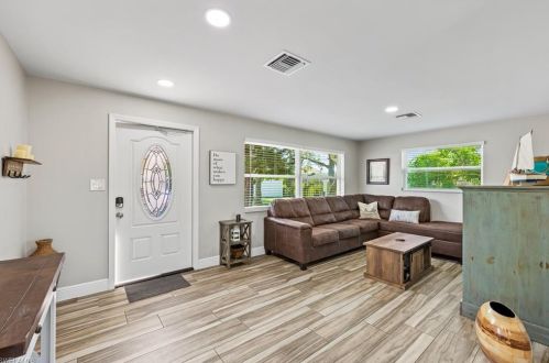 670 97 Ave, Naples FL 34108-2281 exterior