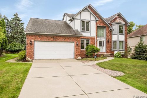 2064 Reagan Dr, Rochester, MI 48309-2978