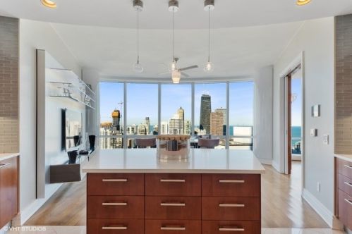 401 Wabash Ave, Chicago IL  60605-1208 exterior