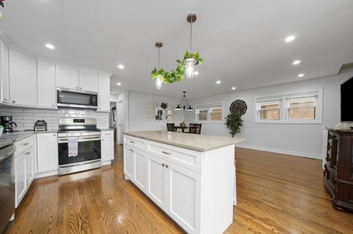 5606 Parkside Ave, Chicago IL 60646-6421 exterior