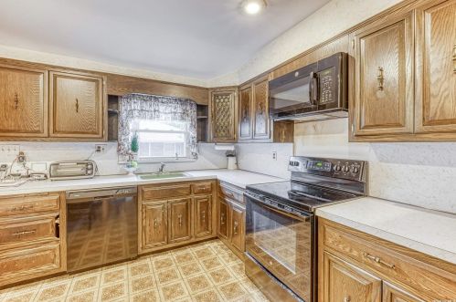 42 Larry Dr, Commack NY 11725-3326 exterior