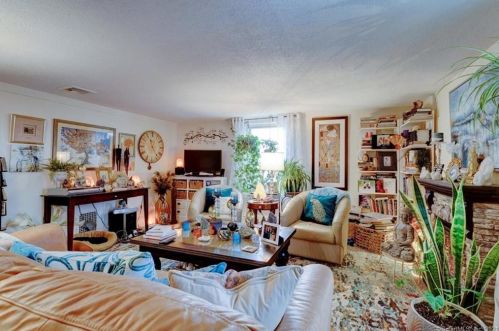 302 Woodbridge St, Manchester CT 06042-2372 exterior