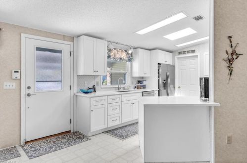 205 Belle Isle Ct, Naples, FL 34112-7126