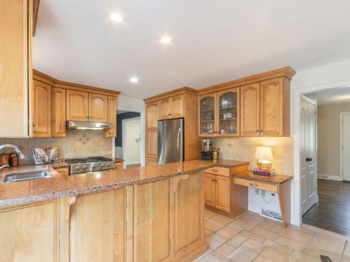 19 Quinnehtuk Rd, Springfield MA 01106-2911 exterior