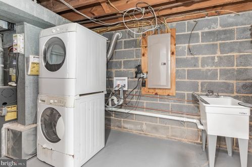 4613 Creek Shore Dr, Rockville MD 20852-2410 exterior