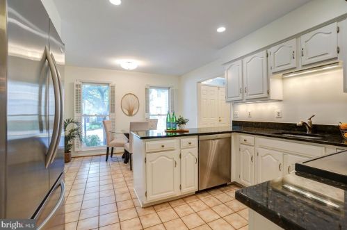 10135 Crestberry Pl, Bethesda MD 20817-1266 exterior